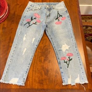 Embroidered, pre-washed, cropped women’s jeans.